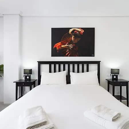 Black And White Free Wifi Apartment *