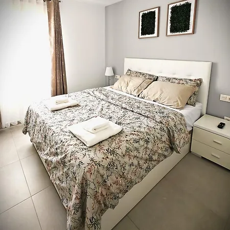 Apartment Sun - 3 Bedrooms, Priv Parking, Pool, Ac, Tv Channels, Fibre Net