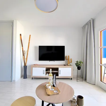 Apartment Sunlit Isle - Heated Pool, Fibre Net, Cristianos *
