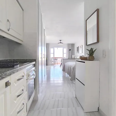 Apartment Sunlit Isle - Heated Pool, Fibre Net, Cristianos Los Cristianos (Tenerife)