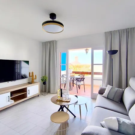Sunlit Isle - Heated Pool, Fibre Net, Cristianos Apartment *
