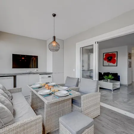 Heated Pool Stylish 3 Bedrm Cristianos Apartment