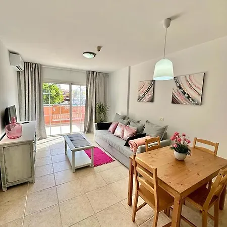 Sunny & Heated Pool Apartment *