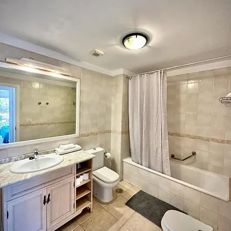 Sunny & Heated Pool Apartment *