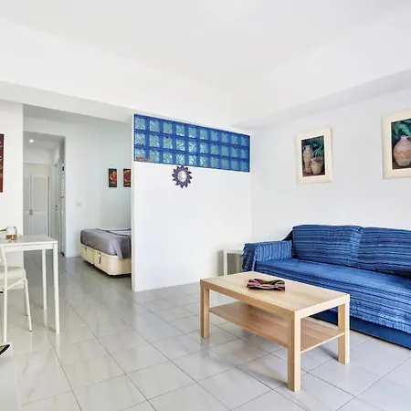 Relaxing Studio, Los Cristianos, Heated Pool, Air Con Apartment *
