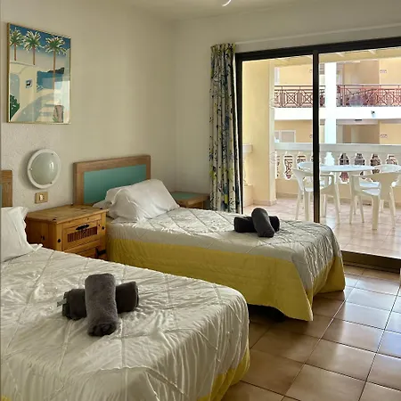 One Bed, Large Balcony In Castle Harbour C103 Apartment *
