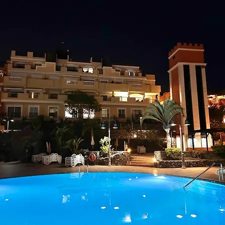 Sunny & Heated Pool Apartment *