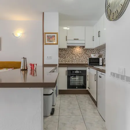Victoria Court 2 Pool Apartment